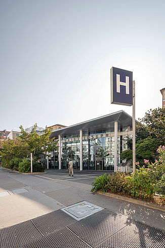 Panneau d'hôpital devant l'entrée de l'hôpital Saint-Joseph à Paris.