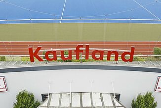 Logo de Kaufland devant une piste de course REGUPOL