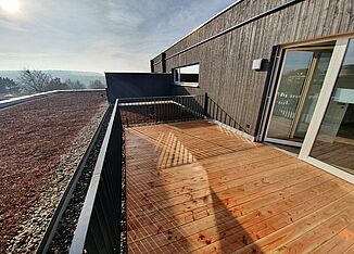 Toit-terrasse avec planchers en bois dans une maison de retraite à Kümmersbruck.