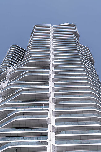 Façade de la plus haute tour d'habitation d'Allemagne, la Grand Tower à Francfort.