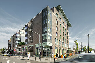 Immeuble résidentiel et commercial à Paris avec un hôtel Novotel et un restaurant.