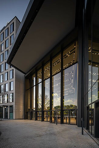 Vue extérieure du rez-de-chaussée de la Varso Tower.