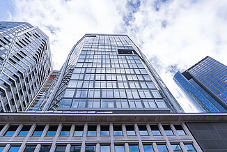 Vue partielle de la façade en verre du Four à Francfort.