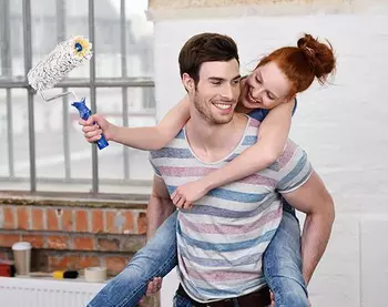 Un couple rénove une vieille maison.