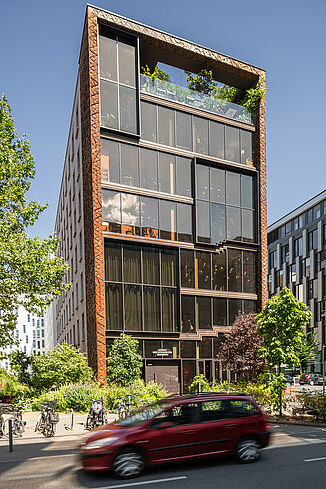 Vue de la façade vitrée de l'hôtel Lindley Lindenberg à Francfort.