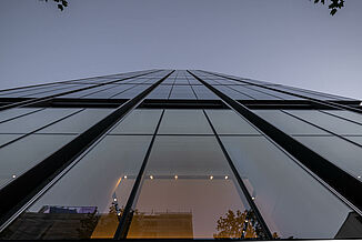 Façade en verre de la Varso Tower à Varsovie.