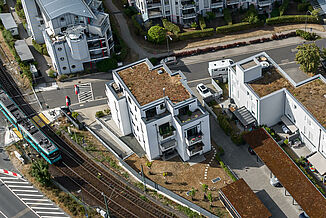 Immeuble d'habitation situé directement à côté des voies ferrées à Oberursel.