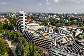 Vue aérienne du complexe de bâtiments NEO avec terrasse sur le toit du nouveau quartier Baumkirchen Mitte à Munich.