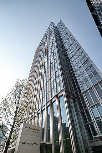 Façade en verre de la tour à usage mixte Marienturm à Francfort.