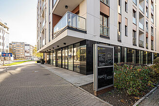 Vue d'angle des étages inférieurs de l'immeuble d'habitation Piano House, situé directement dans une rue de Varsovie.