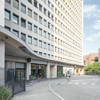 Immeuble abritant un Lidl et des appartements à Paris.