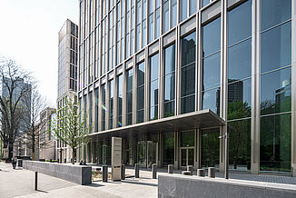 Façade en verre avec hall d'entrée de la tour à usage mixte Marienturm à Francfort.