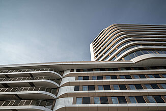 Des corps de bâtiments clairs aux formes de base arrondies caractérisent le nouveau quartier de Baumkirchen Mitte à Munich.