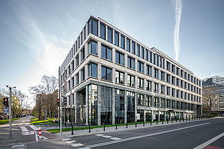 Vue latérale de la rue de l'immeuble de bureaux moderne Carpathia dans le quartier de Powiślethia à Varsovie.