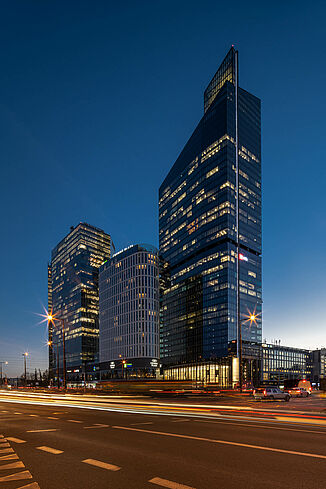Tour Skyliner illuminée à Varsovie la nuit.