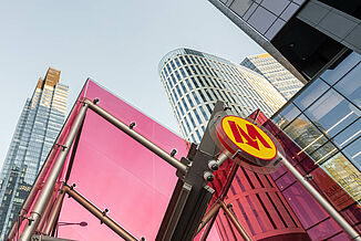 Verrière rouge d'une entrée de métro au milieu de la ligne d'horizon de Varsovie.