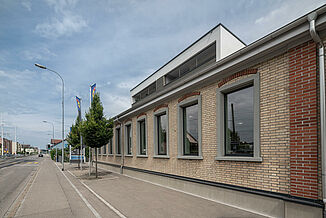 Vieux mur de briques sur un objet brownfield en Suisse.