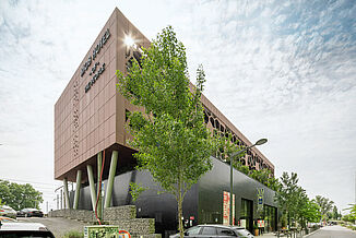 Vue extérieure avec façade moderne de l'hôtel MOB à Lyon.