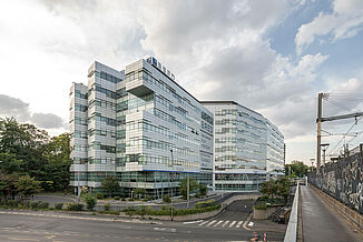 Un bâtiment avec une façade en verre de la banque BRED a été construit juste à côté des voies ferrées à Joinville-le-Pont Paris.