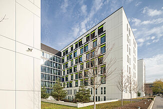 Partie de bâtiment de l'hôpital pédiatrique de la clinique universitaire dans le quartier de Zwirki i Wigury à Varsovie.