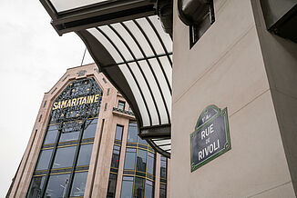 La façade en verre du grand magasin La Samaritaine à Paris.