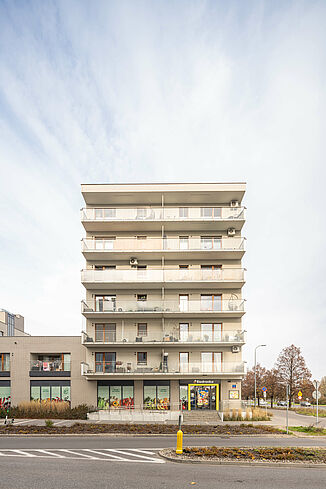 Immeuble d'habitation à Varsovie avec un supermarché Biedronka au rez-de-chaussée.