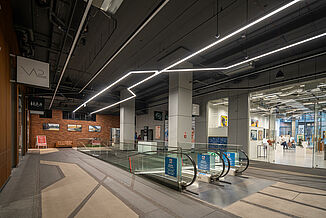 Vue intérieure avec escaliers roulants du centre culturel Koneser à Varsovie.