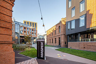 Bâtiment en briques du Centrum Praskie Koneser dans le quartier de Praga à Varsovie.