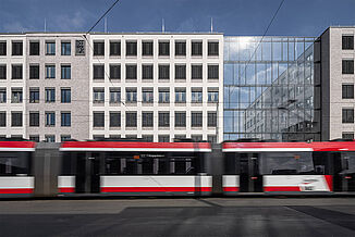 Tramway passant devant le City Campus Seetor à Nuremberg.