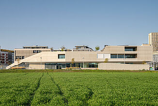 Vue extérieure du complexe de bâtiments modernes du campus éducatif Seestadt Aspern à Vienne.