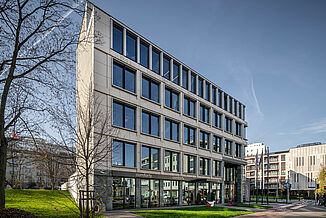 Vue de face avec l'entrée de l'immeuble de bureaux moderne Carpathia dans le quartier de Powiślethia à Varsovie.