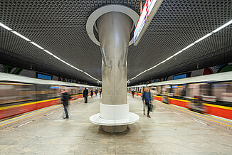 Trains entrant dans la station de métro Rondo One à Varsovie.