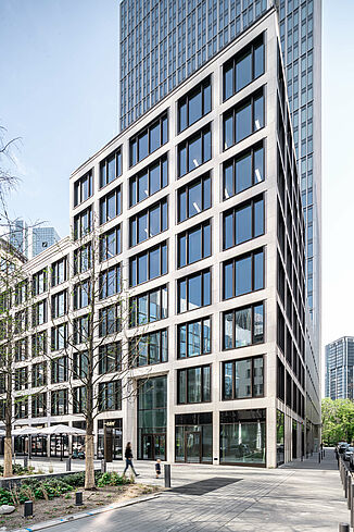 Vue d'angle de la tour Marienturm à Francfort, une tour à usage mixte située dans le quartier des banques.