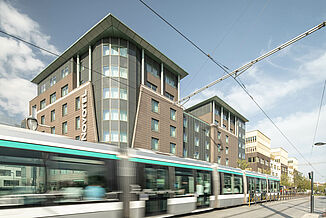 Tramway passant devant l'hôtel Novotel à Paris.