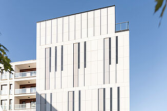 Façade avec balcons du complexe résidentiel Piano House à Varsovie.