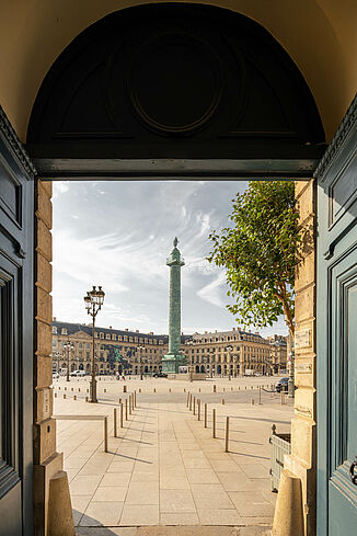 Vue à travers une porte du prestigieux hôtel Ritz à Paris, place Vendôme.