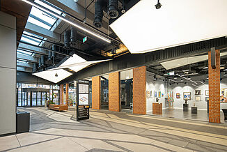 Vue intérieure de style industriel d'un bâtiment du centre culturel Koneser à Varsovie.