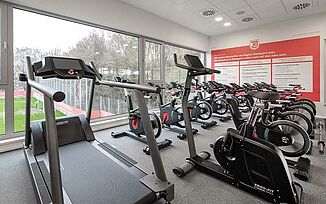Vélos de spinning sur un revêtement de sol sportif REGUPOL dans la salle de fitness du SSV Jahn Regensburg.