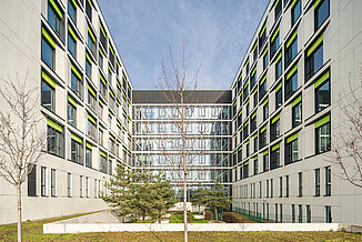 Cour intérieure de l'hôpital pédiatrique de la clinique universitaire dans le quartier de Zwirki i Wigury à Varsovie.