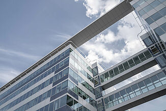 Façade en verre du complexe de bureaux West Plaza à Colombes.