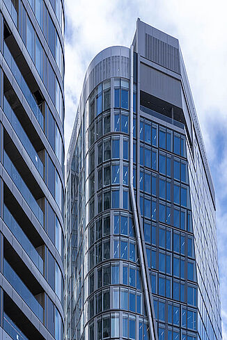 Façade vitrée des tours The Four à Francfort.