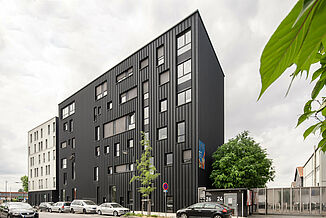 Vue de la rue de la façade de l'immeuble de bureaux et de commerces Pôle PIXEL en France.