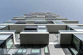 Vue détaillée de la façade de la tour Henninger à Francfort avec les balcons.