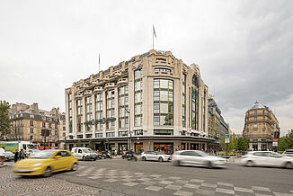 Vue de la rue du grand magasin La Samaritaine à Paris.