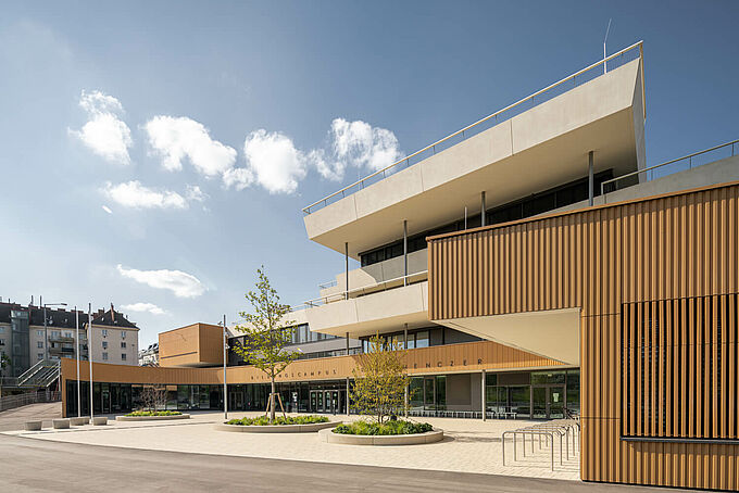 Protection contre les bruits d'impact pour les terrasses – Bildungscampus Aron Menczer Vienne