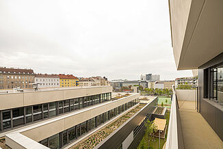 Vue sur la cour intérieure depuis l'une des terrasses du campus Aaron Mencer à Vienne.