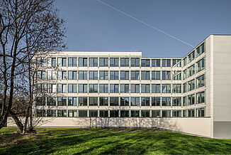 Complexe de bureaux moderne avec façade en verre dans le quartier de Powiślethia à Varsovie.