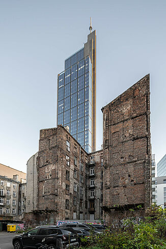 Au premier plan se trouve un bâtiment en ruine et derrière, on voit la Varso Tower à Varsovie.