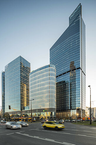 Vue sur la route fréquentée menant à la Skyliner Tower à Varsovie.