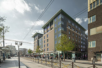 Arrêt de tramway devant l'hôtel Novotel à Paris.